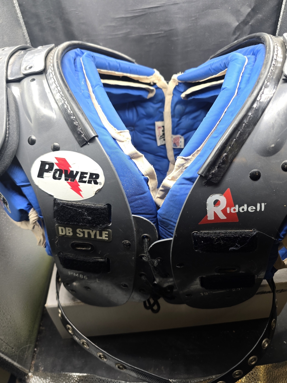 Riddell Men’s Football Shoulder Pads in Blue